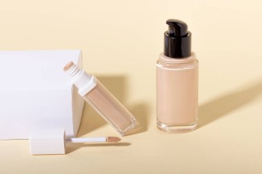 Geometrik şekillere karşı bir şişe sıvı temel ve kapatıcı.