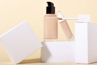 Geometrik şekillere karşı bir şişe sıvı temel ve kapatıcı.