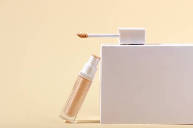 Temel, geometrik şekillerin arka planında kapatıcı. Bej arkaplanda fotokopi alanı olan yüz düzeltici. Kopyalama alanı olan paketleme modeli