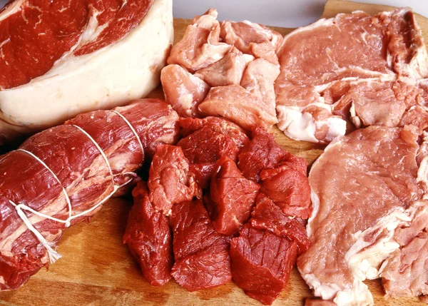 Varios trozos de carne cruda preparados — Foto de Stock