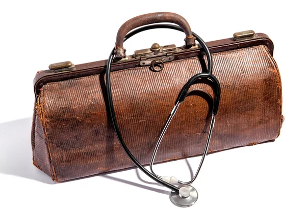 Staré otlučené kožený sáček lékaři a stetoskopem — Stock fotografie