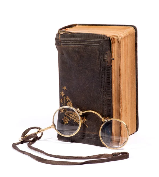 Occhiali vintage pince-nez con un vecchio libro — Foto Stock