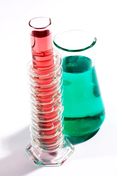 实验室玻璃器皿中的两个彩色化学溶液 — 图库照片