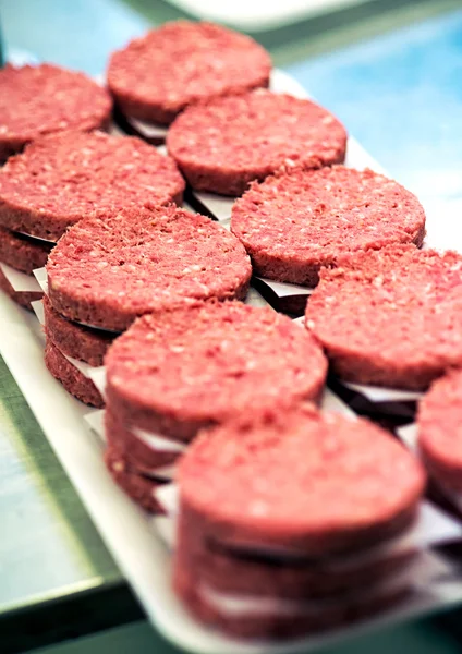 Два ряди складених червоних яловичих пирогів на підносі — стокове фото