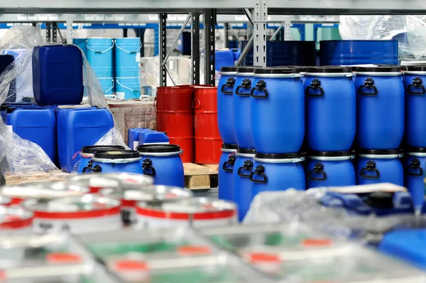 Barriles o tambores de plástico almacenados en un almacén — Foto de Stock