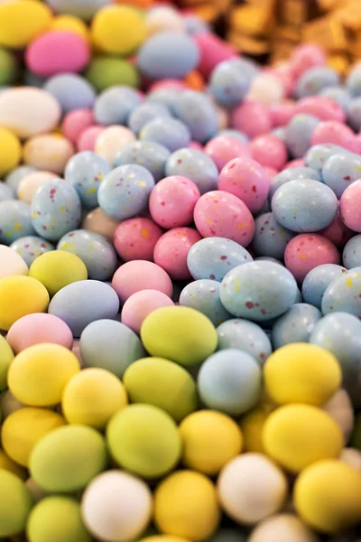 Colorida exhibición de huevos de Pascua de chocolate azucarado — Foto de Stock