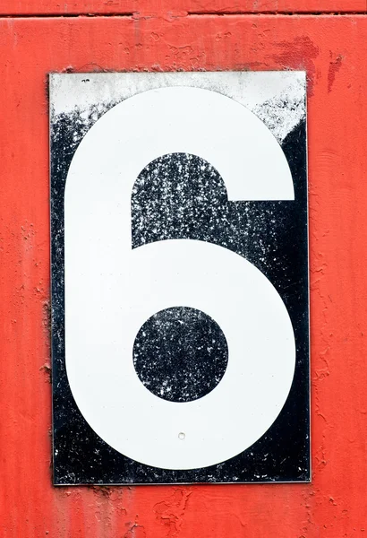 Номер шесть в черном над красным — стоковое фото
