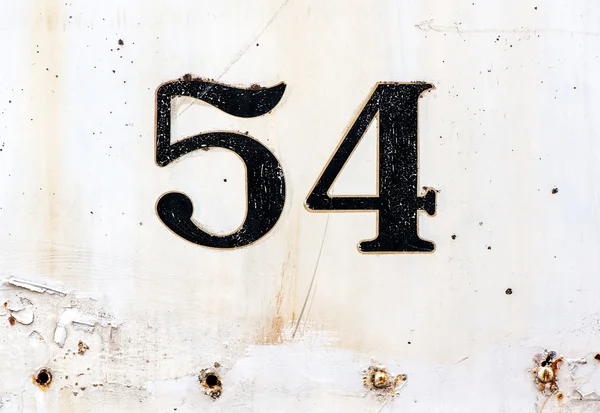 Číslo 54 á na rezavý bílý lakovaný povrch — Stock fotografie