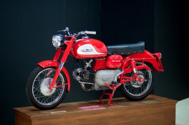 Eski moda kırmızı beyaz motosiklet