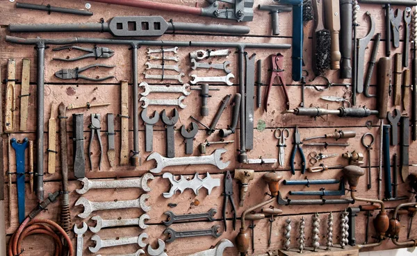 Zobrazit železné nástroje na zeď — Stock fotografie
