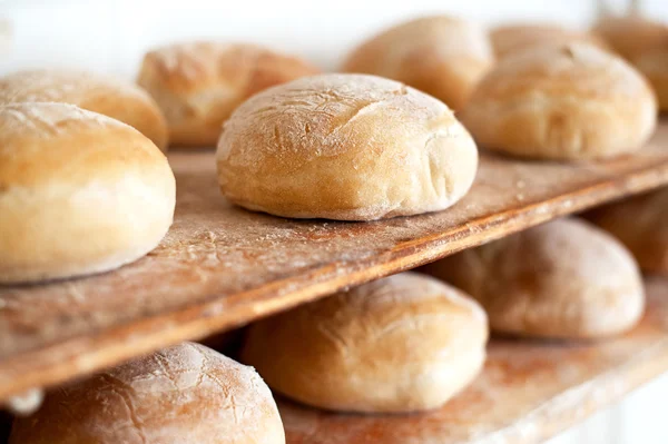 Scaffali di pane appena sfornato in una panetteria — Foto Stock