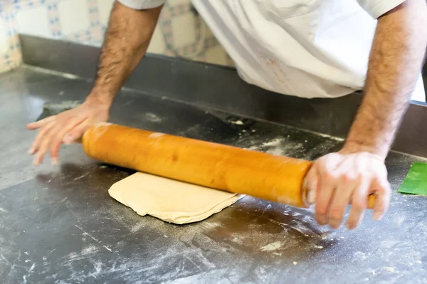 Panettiere Rolling Dough con perno di rotolamento in forno — Foto Stock