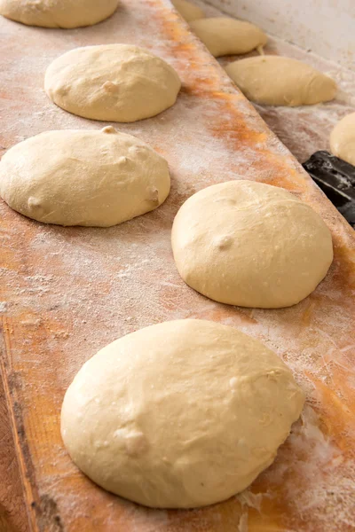 Rouleaux de pain se levant sur la table en bois rustique — Photo