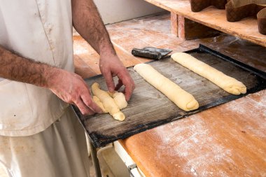 Fırıncı pişmemiş hamur ile çalışıyor