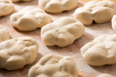 Bir fırın masasında taze ekmek somunları