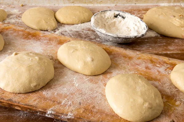 Portions de pâte pour pain sur une table dans une boulangerie — Photo