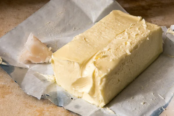 Zblízka na velké poplácávání zemědělského másla — Stock fotografie