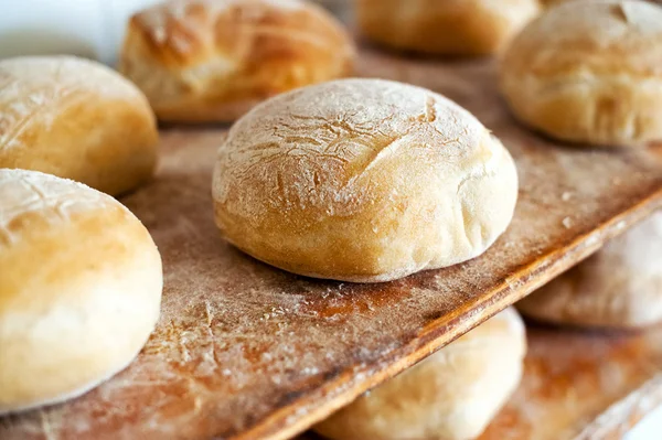 Pani rotondi appena sfornati di pane bianco — Foto Stock