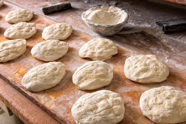 Faire du pain frais dans une boulangerie — Photo