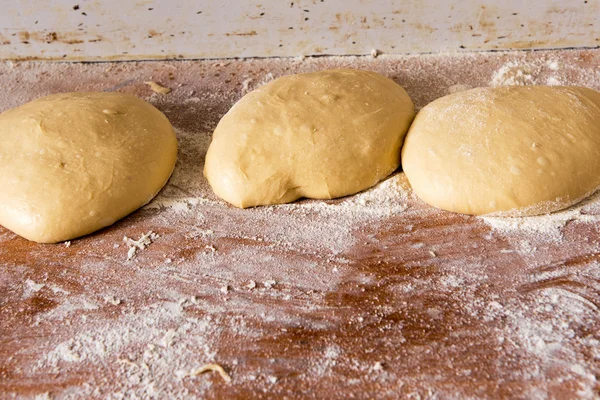 Portions de pâte à pain restantes à lever — Photo