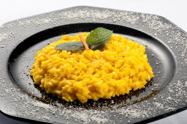 Havuç ve nane ile süslenmiş sarı risotto pirinç