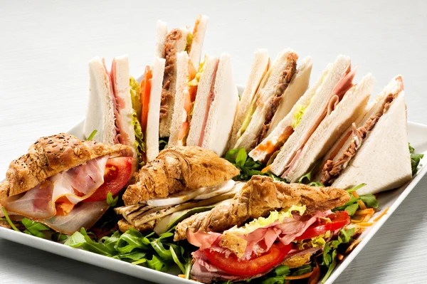 Großes Tablett voller leckerer Sandwiches — Stockfoto