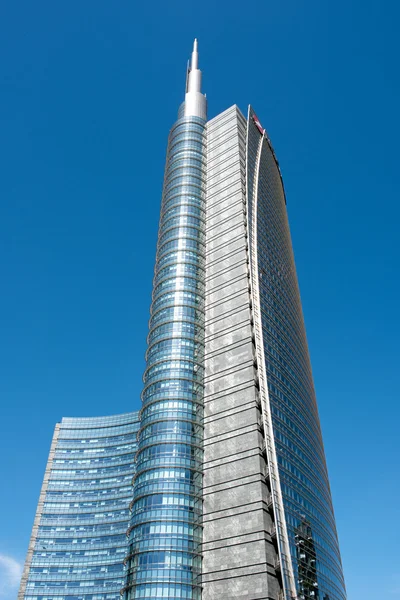 Tall skyscraper with sharp pointed tower in Milan — Stock Photo, Image