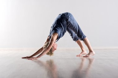 Aşağı doğru köpek yoga pozu