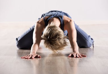 Kalça kasları germe sırasında baş aşağı kadınla