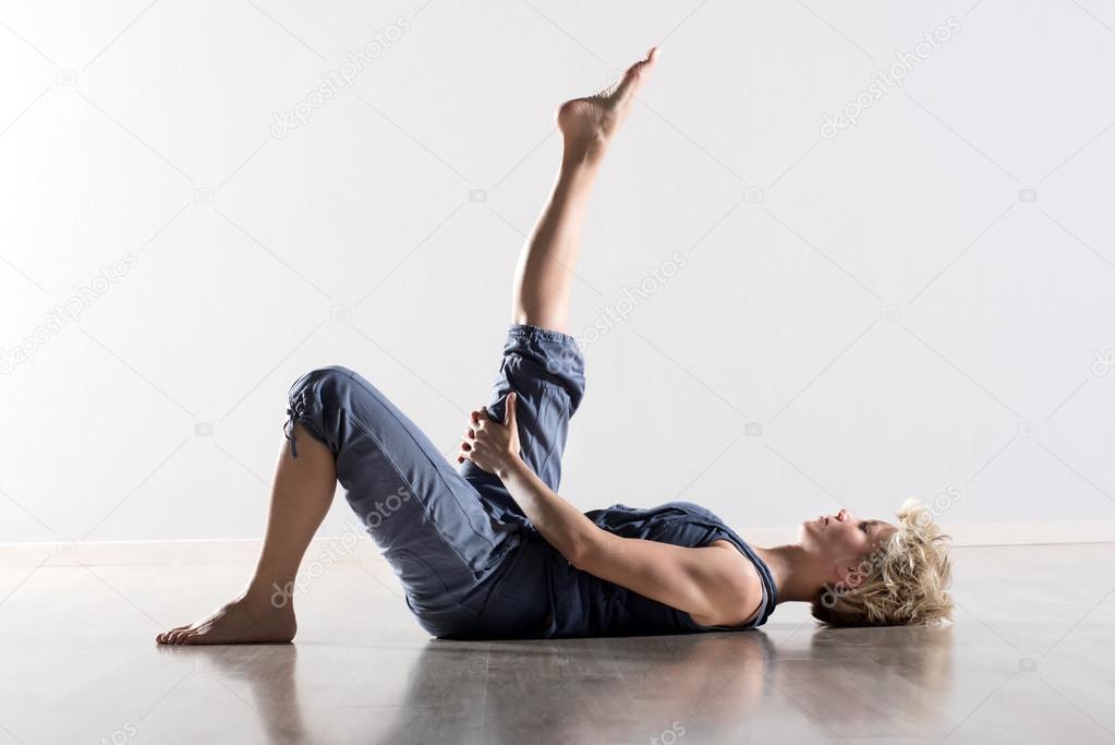 vrouw achterop hamstring spieren uit te rekken — stockfoto