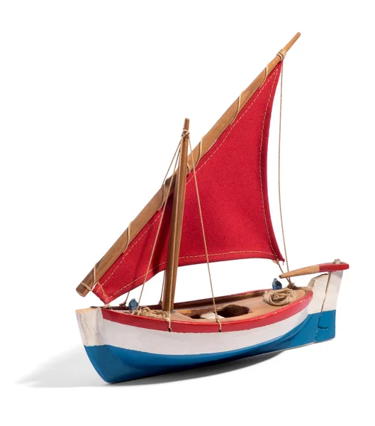 Дерев'яна модель барвистого човна з одним вітрилом — стокове фото
