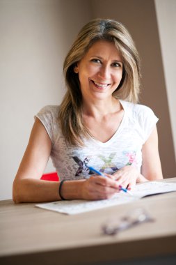 Mutlu kadın çapraz bulmaca Tamamlanıyor