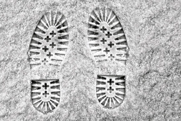 Klara djupa fotspår på vit vinter snö — Stockfoto