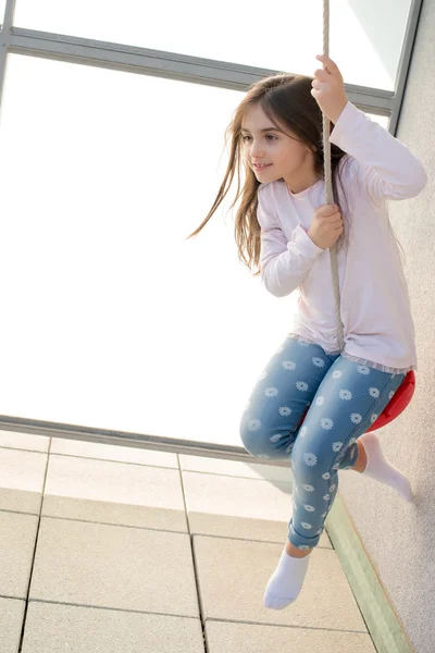 Dość młoda dziewczyna gra na huśtawce — Zdjęcie stockowe