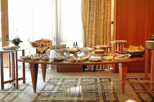 Τραπέζι μπουφέ φορτωμένο με μια επιλογή των τροφίμων — Φωτογραφία Αρχείου