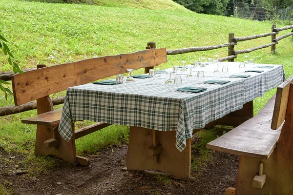 Almuerzo en el campo sobre una mesa rústica y un banco — Foto de Stock