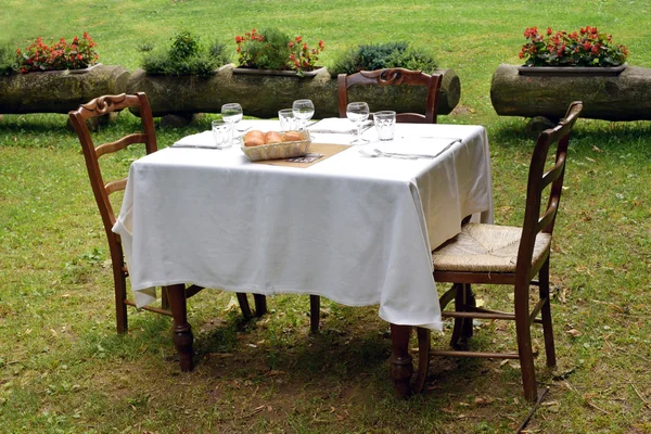Apparecchiatura tavolo formale su un prato privato — Foto Stock