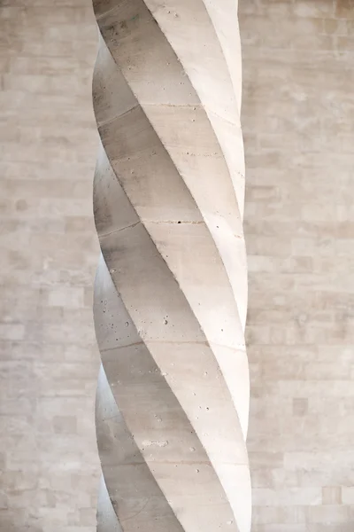 Dettaglio architettonico di una colonna a spirale — Foto Stock