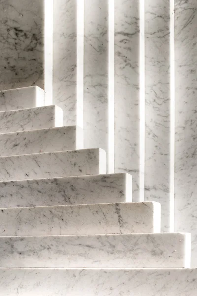 Monumento in marmo bianco sfondo architettonico — Foto Stock