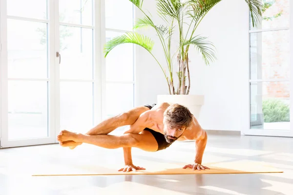 남자가 건강과 건강의 개념으로 저작권을 가지고 운동을 균형을 운동을 있습니다 — 스톡 사진