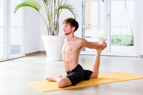 Fit Young Man Doing Eka Pada Kapotasna Yoga Pose Stretch — Stock Photo, Image