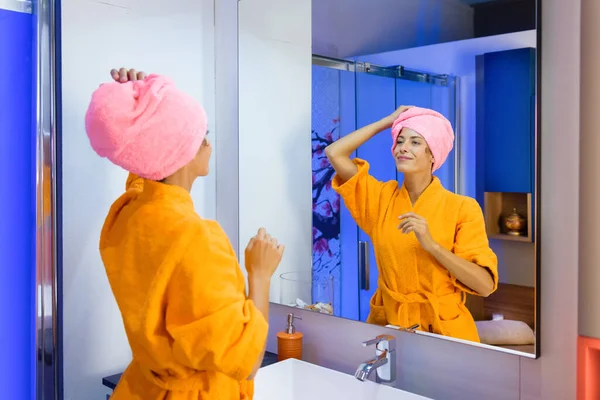 Fiatal Visel Élénk Színű Narancssárga Fürdőköpeny Haját Egy Törülközőben Zuhanyozás — Stock Fotó