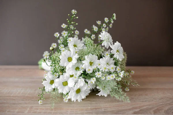 Dainty Bridal Bouquet Fresh White Spring Daisies Lying Wooden Table — Stock Photo, Image