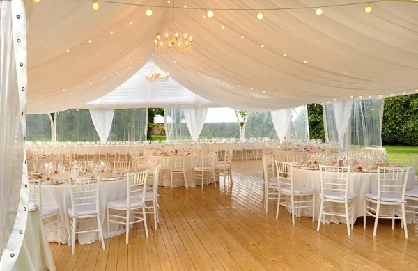 Elegante Marchese Bianco All Aperto Luogo Nozze Con Pavimento Legno — Foto Stock