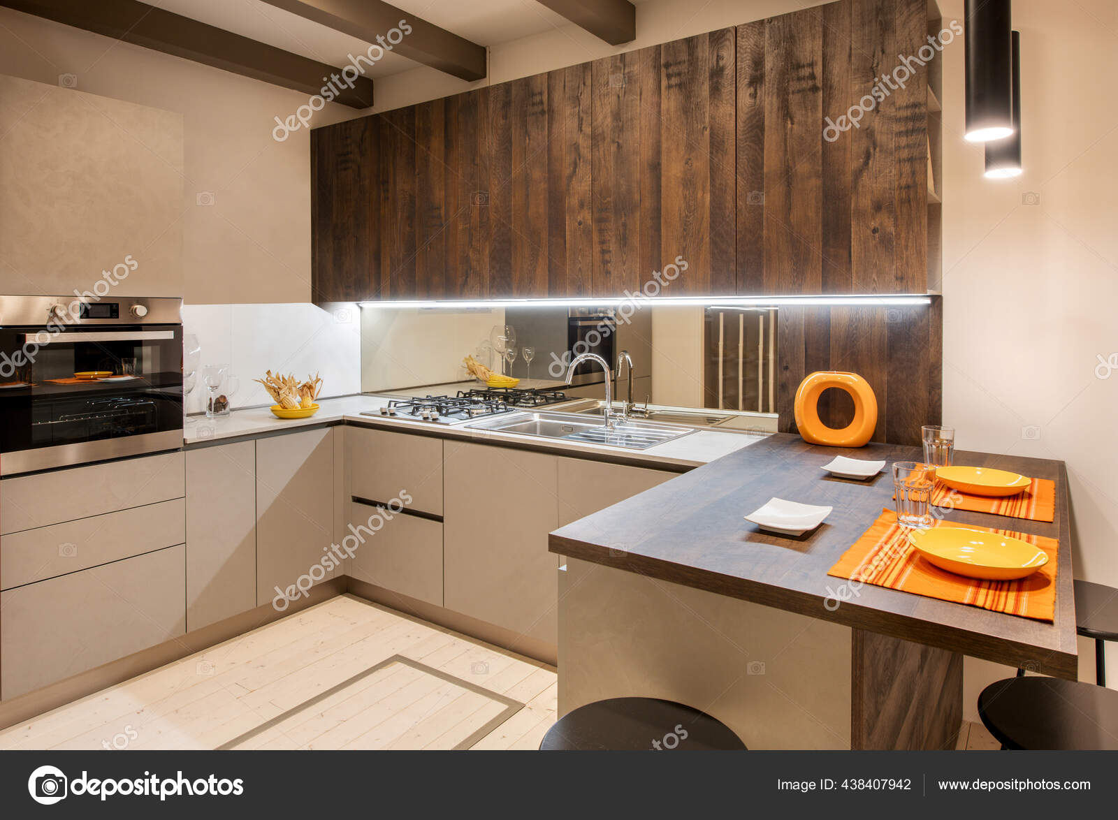 Interior Moderna Cozinha Equipada Com Detalhes Laranja Armários Cor Bege —  Foto © PHOTOLOGY1971 #438407942, image size:1600x1174