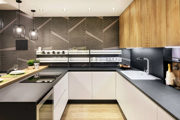 Lange Smalle Ingerichte Keuken Interieur Met Ingebouwde Apparaten Witte Voorzijde — Stockfoto