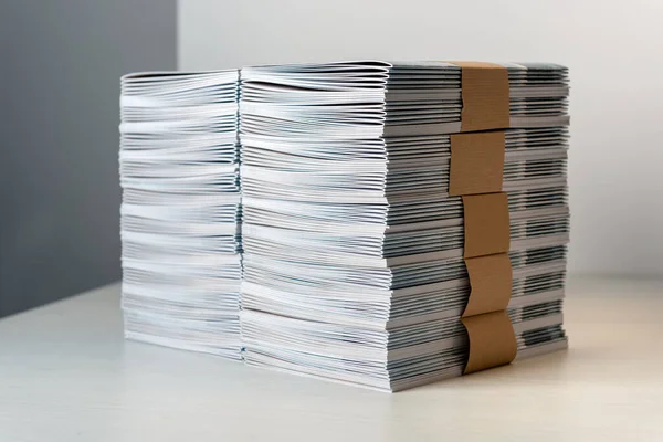 Yeni Basılmış Kataloglar Beyaz Bir Masanın Üzerinde Düzgünce Düzenlenmiş Kahverengi — Stok fotoğraf