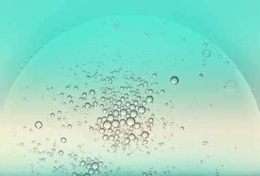 Kabarcıkların arkaplan dokusu temiz mavi su üzerinde ışık demeti ve telif uzayı ile yüzüyor