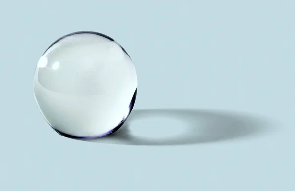 ガラス球または占いのための球 Soothsaying コピースペースと青の背景に影と未来を予測 — ストック写真