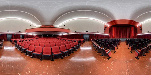 Panorama 360 Gradi Interno Teatrale Con File Sedili Rossi Vuoti — Foto Stock